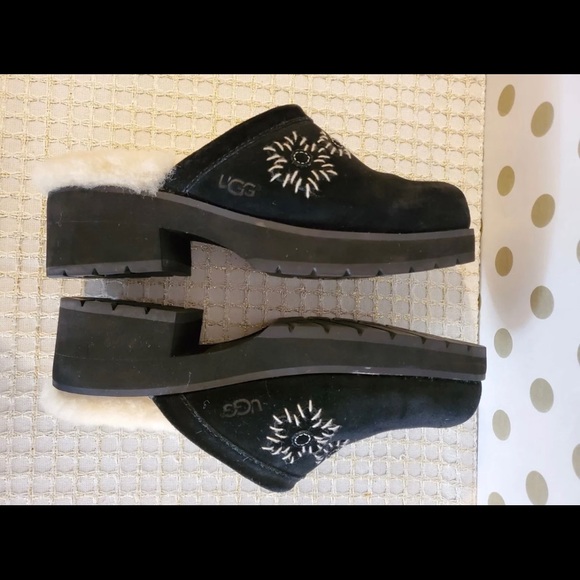 Ugg clogs size 8 - Picture 5 of 6